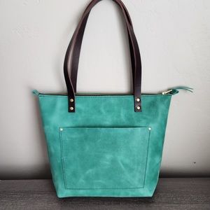 Portland Leather NWOT 🦄 (Reef) Medium Zipper Tote.